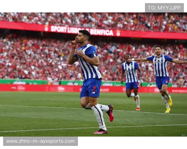 波尔图塔雷米头球补射主场观众集体起立——从草皮到日常的力量之旅